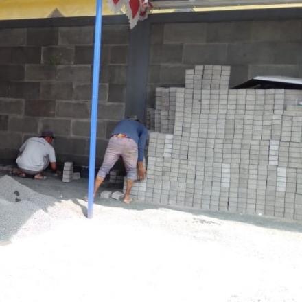 Pelaksanaan kegiatan pembangunan halaman kantor desa